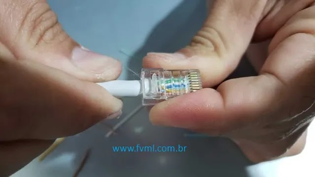 Crimpar Cabo de Rede — Padrões T586A e T586B — Encaixando o cabo de rede no conector - fvml